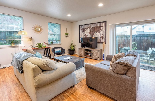 TWO townhomes for your giant group!