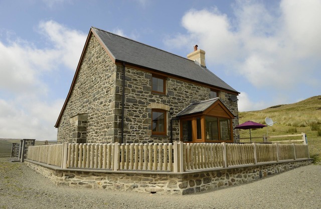 Ty ar y Mynydd - Three Bedroom House, Sleeps 6