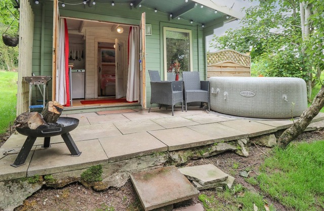 TY BACH TWT, pet friendly, with hot tub in Tal-Y-Bont-On-Usk