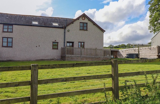 TY BRITH FARM, family friendly, character holiday cottage in Ruthin