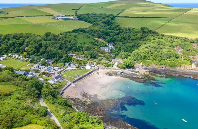 Ty Bychan, Holiday Home Dinas, Sleeps 4, 2 bedrooms, bathrooms