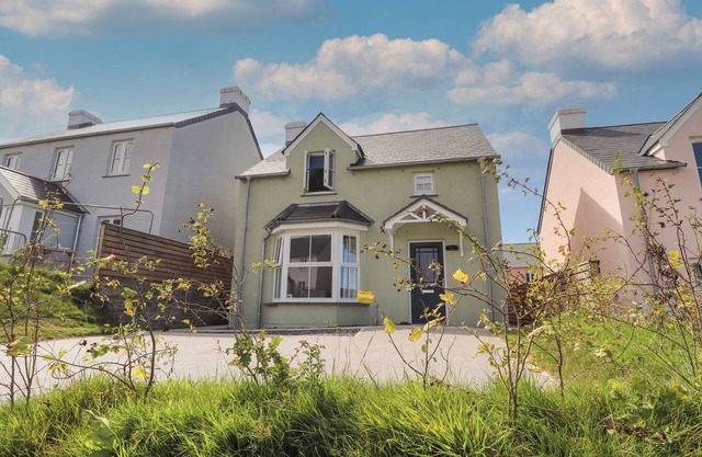 TY CAIO, family friendly, with a garden in Newport, Pembrokeshire
