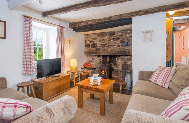 Ty Canol, Holiday Cottage Pwll Deri, Strumble Head, Sleeps 6, 3 bedrooms, bathrooms