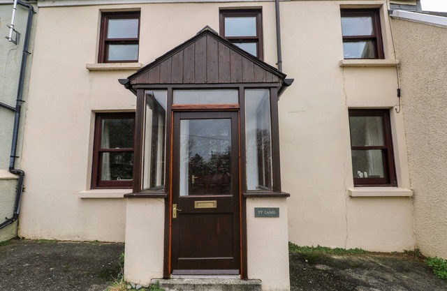 TY CANOL, pet friendly, character holiday cottage in Mathry