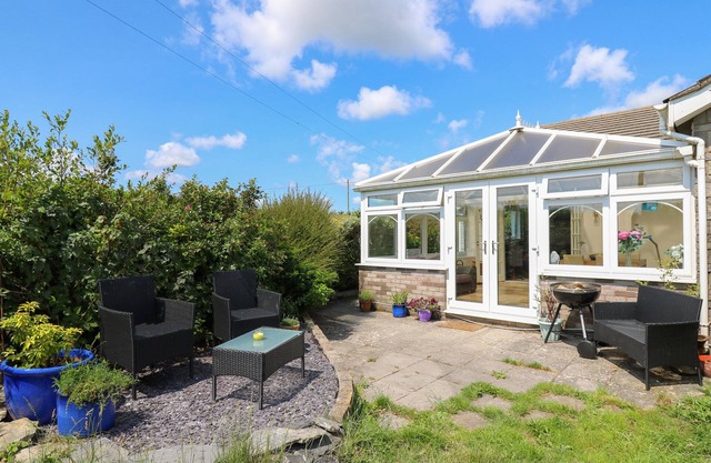TY CARIAD, pet friendly, with a garden in St Clears
