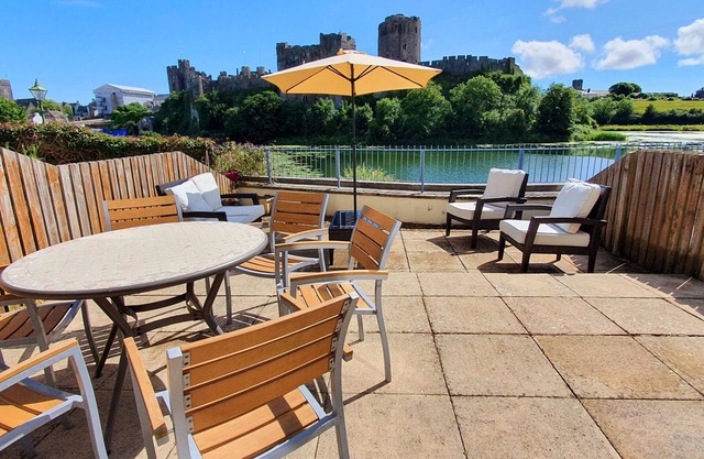 TY CASTELL, family friendly, with a garden in Pembroke