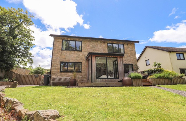 TY CERRIG, pet friendly, with a garden in Newport, Pembrokeshire