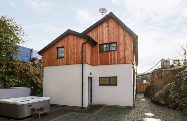 TY CHWAREL, pet friendly, with hot tub in Menai Bridge