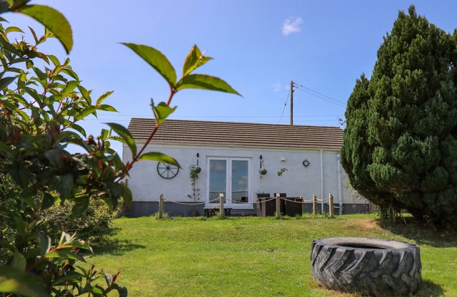 TY CWTCH, pet friendly, country holiday cottage in St Clears