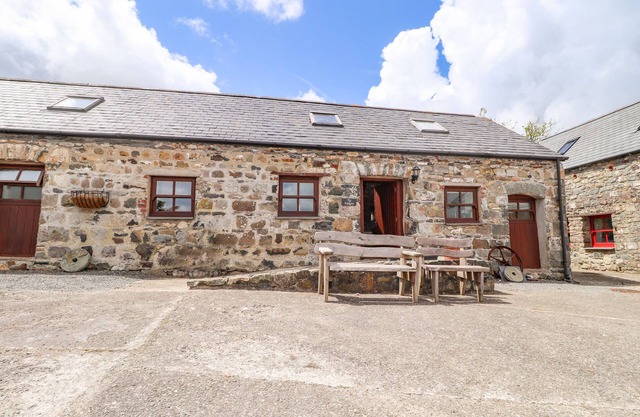 TY FELIN, pet friendly, with a garden in Newport, Pembrokeshire