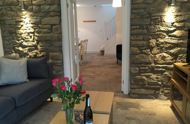 Ty Glo Cottage BreconBeacons Rural views. 2 bedrooms 2 bathrooms sleeps 5 Wifi