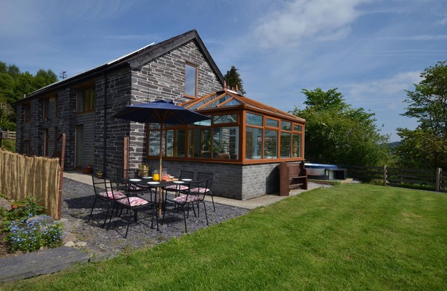Ty Gwair - Three Bedroom House, Sleeps 7