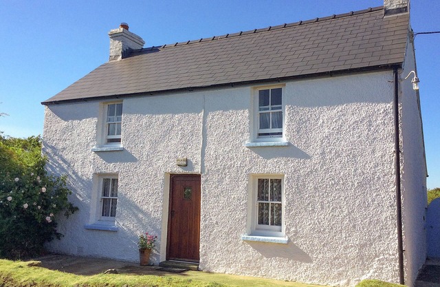 TY GWYN, pet friendly, character holiday cottage in Goodwick
