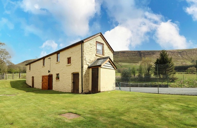 TY HIR AT BLAENBRYNICH FARM, pet friendly in Sennybridge