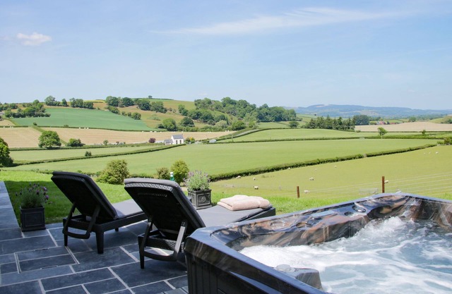 TY HIRAETH, family friendly, luxury holiday cottage in Montgomery