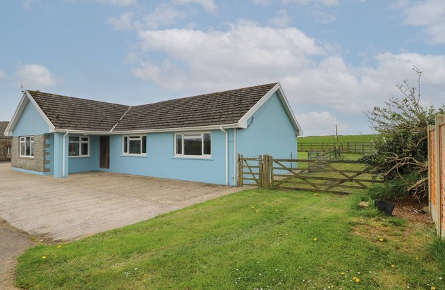 TY MAWR, pet friendly, character holiday cottage in Letterston