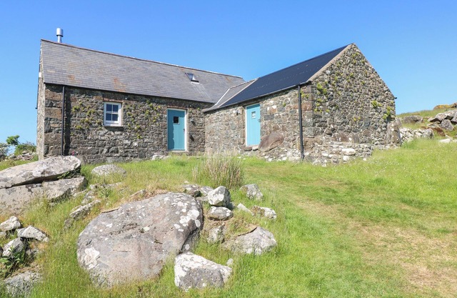 TY MELLEN, pet friendly, character holiday cottage in Dinas Cross
