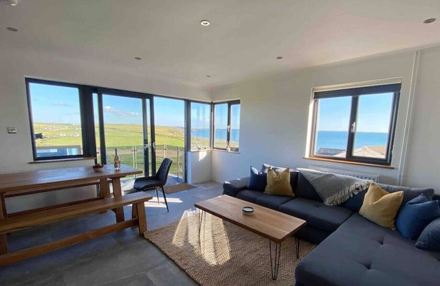 Ty Melyn Balcony (Apt 2) · Modern balcony property, Sea views over Newgale
