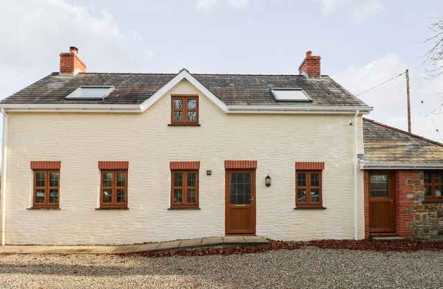 TY MELYN, pet friendly, character holiday cottage in Boncath