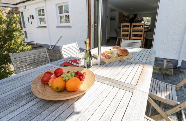 TY MORLAIS, pet friendly, with open fire in Newport, Pembrokeshire