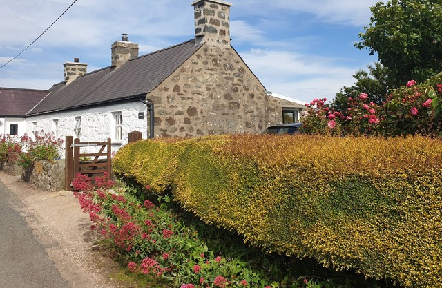 Ty'n Rhyd. Peaceful, Private and Spacious Character Cottage Near Aberdaron