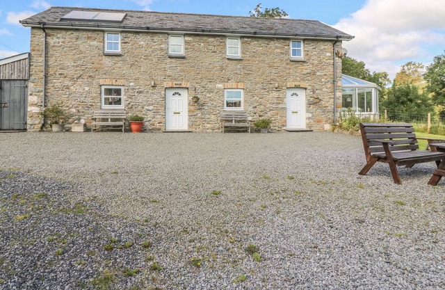 TY NANT, family friendly, with a garden in Llanllwni