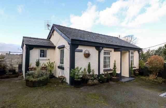 TY NEWYDD BACH, pet friendly, with a garden in Pentir