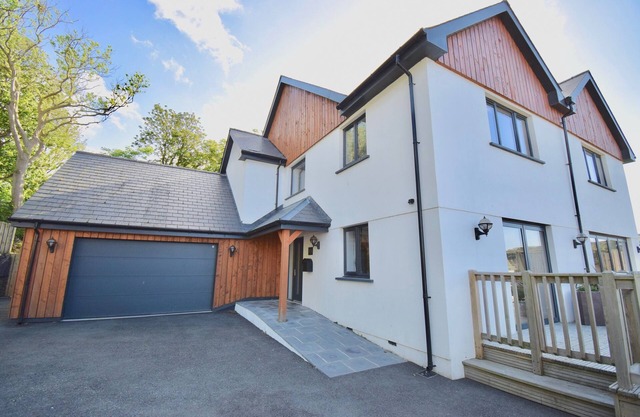 TY NI, pet friendly, luxury holiday cottage, with hot tub in New Quay