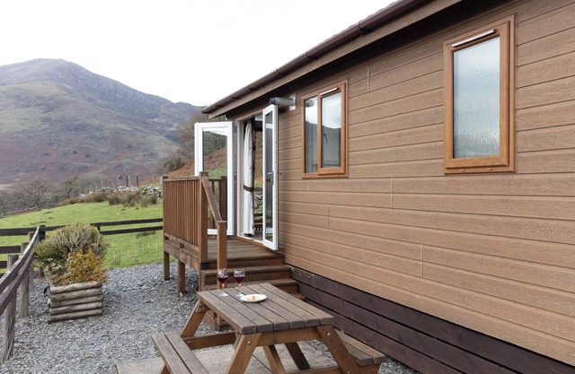 Ty Pren: Cosy Lodge with Panoramic Windows & Mountain Views
