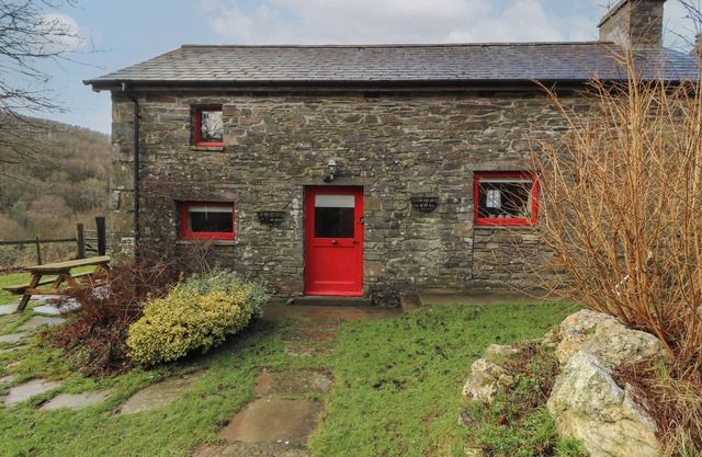 TY TARW, pet friendly, character holiday cottage in Llanybydder