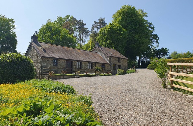 TY TWT, pet friendly, character holiday cottage, with open fire in