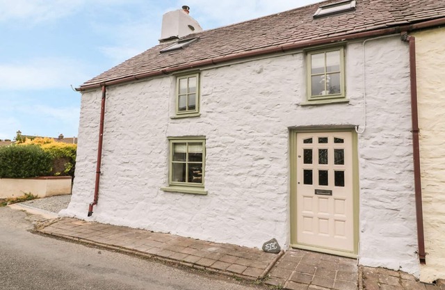 TY TWT, pet friendly, country holiday cottage in Llanon