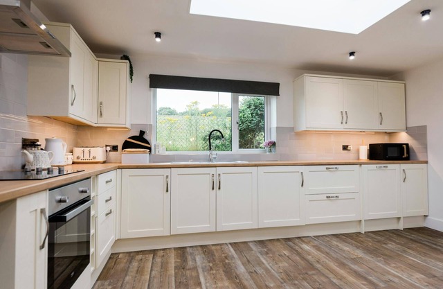 Ty Twt, Tresaith - Three Bedroom Cottage, Sleeps 7
