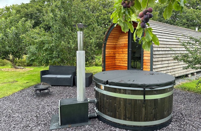 TYDDYN PARTHLE POD 1, romantic, with hot tub in Bontnewydd, Gwynedd