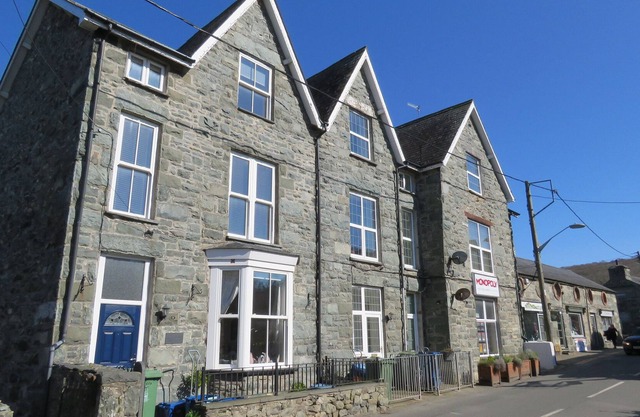 TYN CELYN TOWN HOUSE, family friendly in Llanbedr