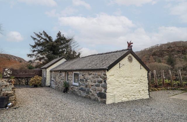 TYN Y CEFN, pet friendly, with open fire in Blaenau Ffestiniog