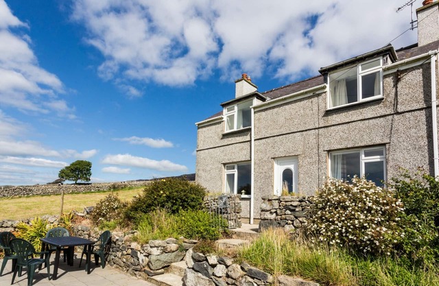 TYN Y GORLAN, pet friendly, country holiday cottage in Criccieth