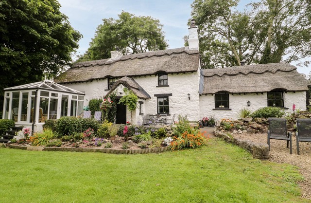 TYN Y GRAIG, family friendly, character holiday cottage in Moelfre