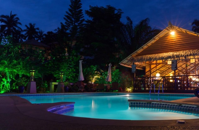 Typical Bamboo Bungalow in Tropical Garden Zen, pool, 5 min from the beach