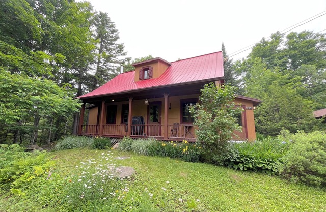 Typical Canadian house - Charm and nature in St-Adolphe