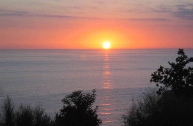 Typical house with sea view on the bay & large super panoramic garden