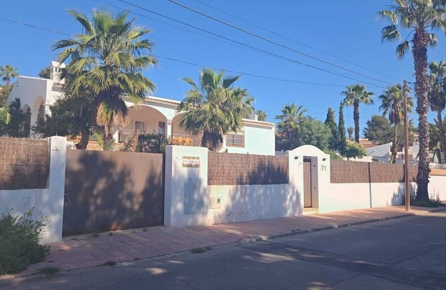 Typical ibiza-style family villa with large swimming pool 15 mn from Sitges