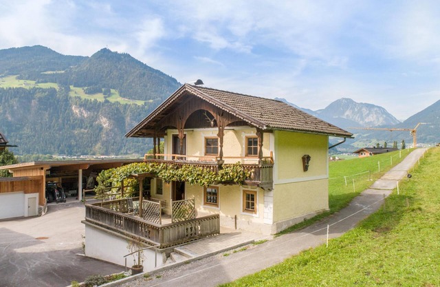 Tyrolean chalet with south-facing terrace