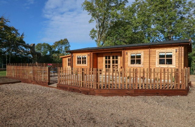 TYTHE LODGE, family friendly, character holiday cottage in Heckington