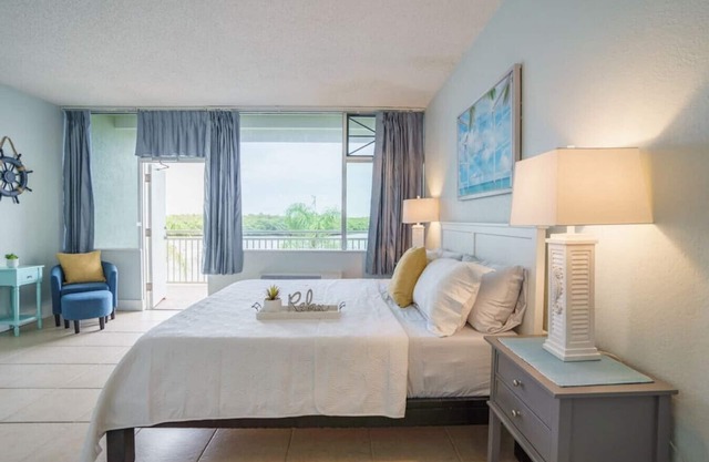 U405 Balcony w/River & Sunrise View! Resort Amenities! Free Parking/Wifi