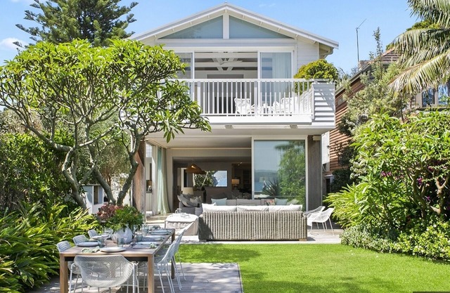 Uber Luxury 5 Bedroom Home - Complete Beachfront