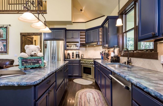 Uber Luxury Home INSIDE Glacier with Hot Tub, Pool Table & Guest House!