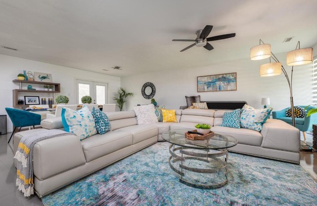 UF SUNSHINE HOUSE - Patio & BBQ - Chef Kitchen - EV Car Station - Upscale Neighborhood!