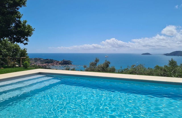 Ulivi House: Pool, Tennis, 2 AC BDR, 2BTH, parking + Free Garage in Lerici LTZ!