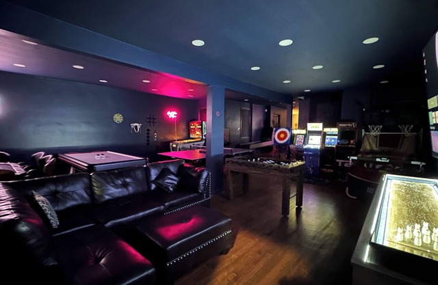 Ultimate Bayonne Escape: 6Bed/4Bath, Gameroom, Sleeps 39, few min to train
